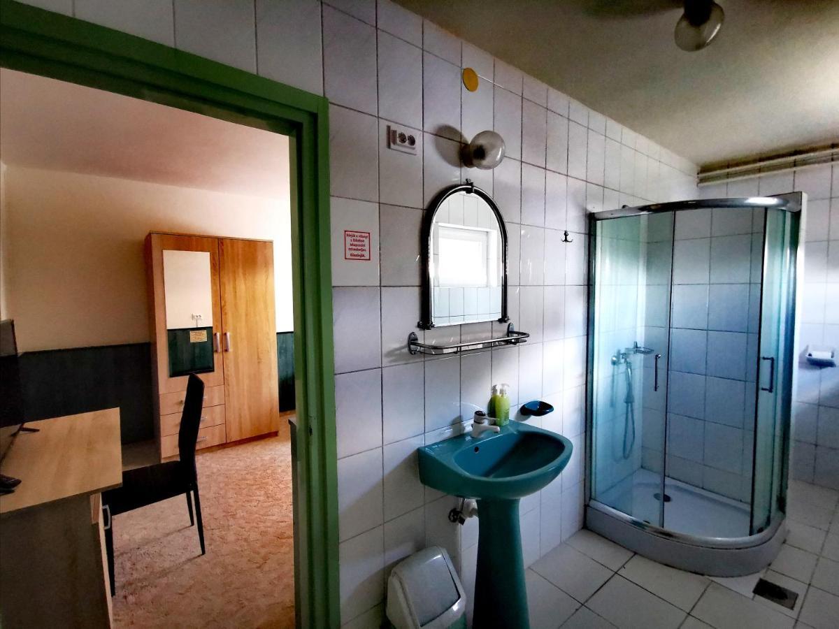 KOMPLEX -Rendezvénytermek-Panzió-Apartman-Irodák- Mateszalka Exterior foto