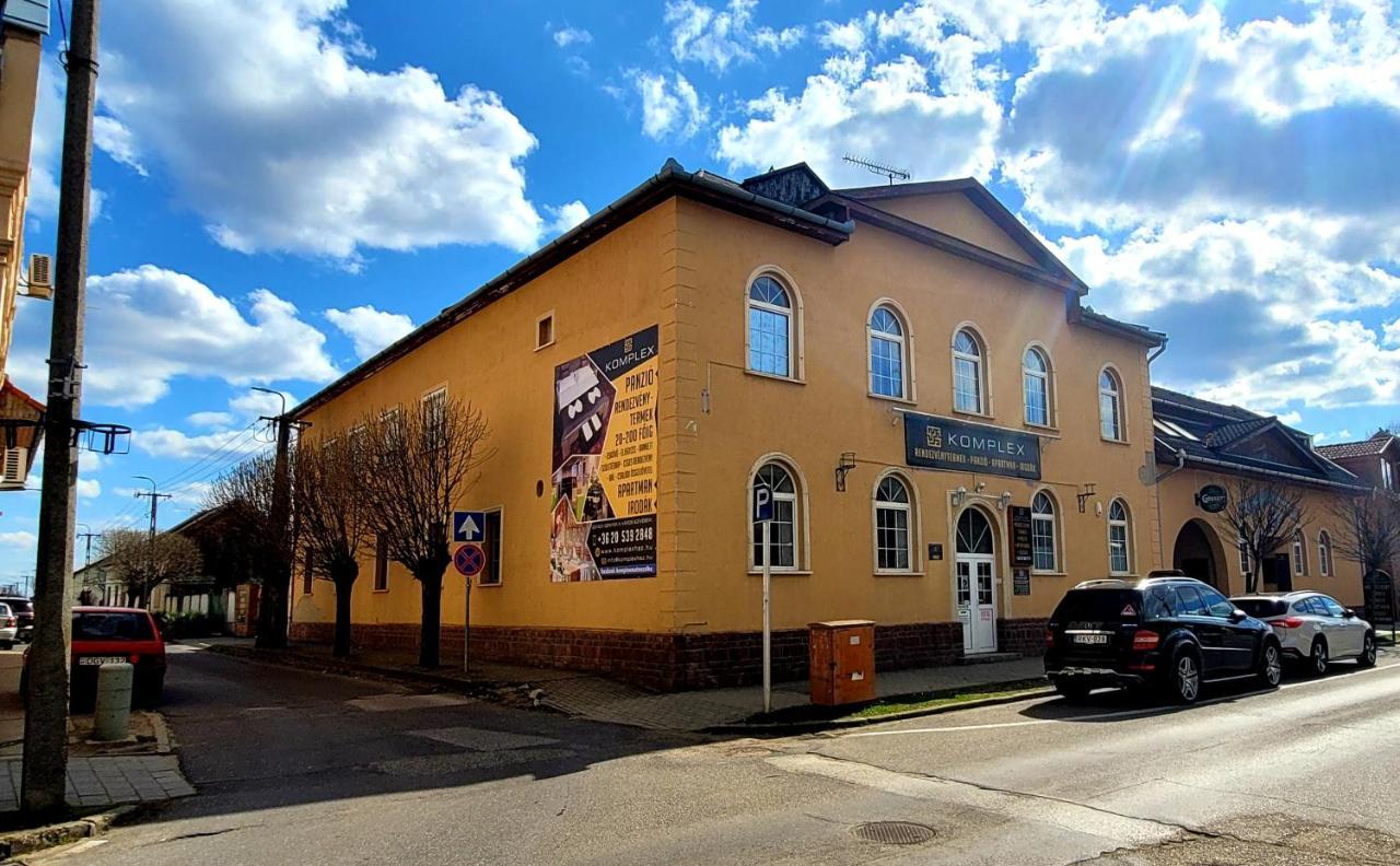KOMPLEX -Rendezvénytermek-Panzió-Apartman-Irodák- Mateszalka Exterior foto
