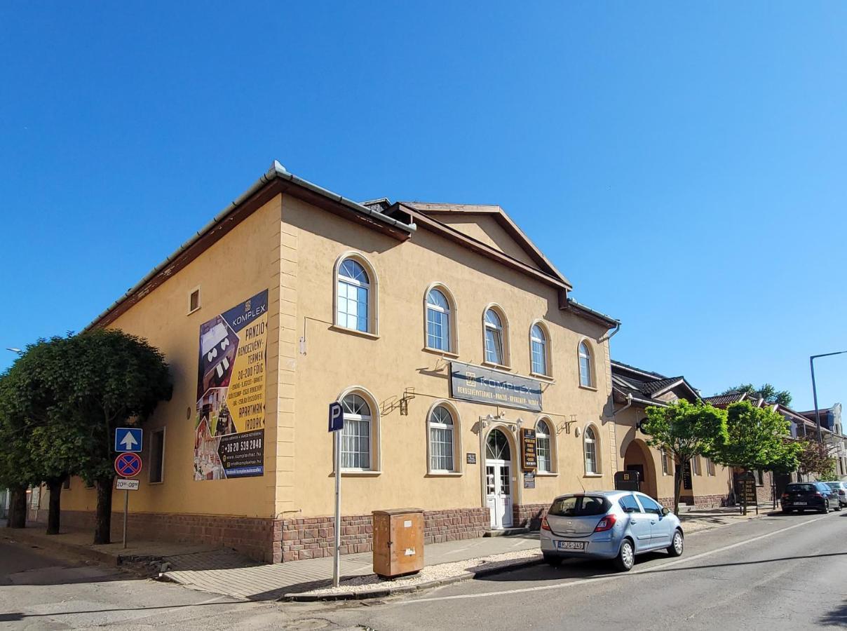 KOMPLEX -Rendezvénytermek-Panzió-Apartman-Irodák- Mateszalka Exterior foto