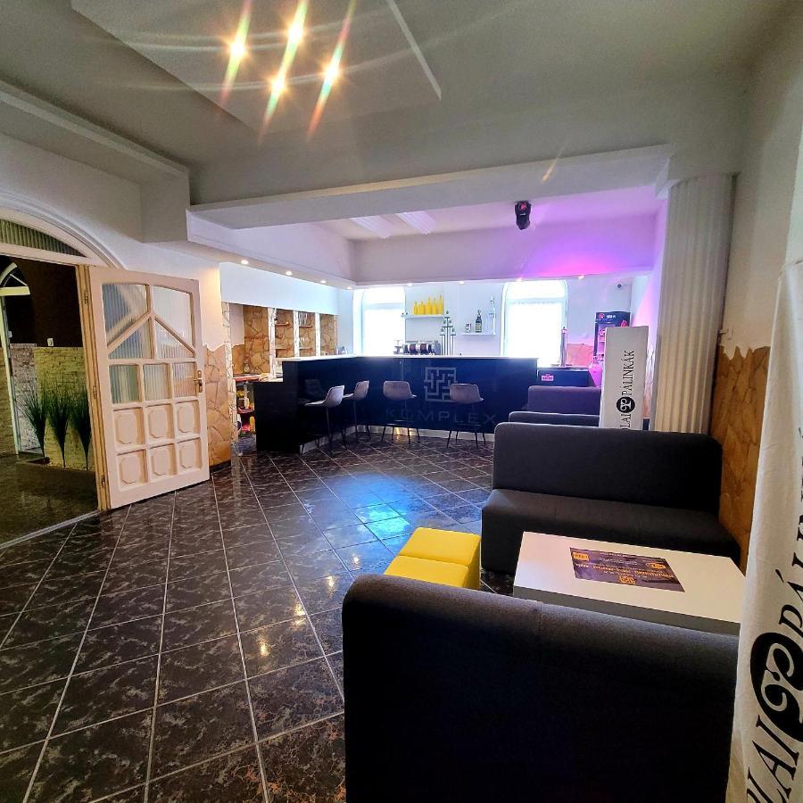KOMPLEX -Rendezvénytermek-Panzió-Apartman-Irodák- Mateszalka Exterior foto