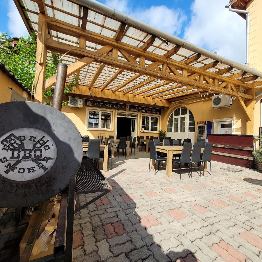 KOMPLEX -Rendezvénytermek-Panzió-Apartman-Irodák- Mateszalka Exterior foto