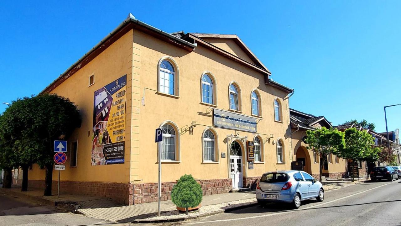 KOMPLEX -Rendezvénytermek-Panzió-Apartman-Irodák- Mateszalka Exterior foto